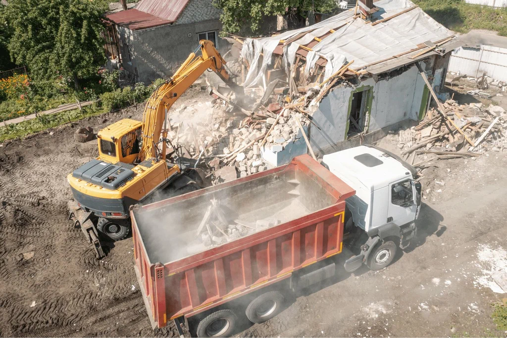 Вывоз мусора после сноса зданий с выездом в Великом Устюге в октябре