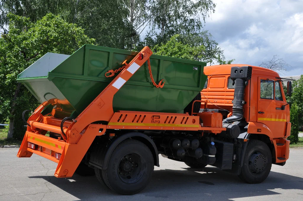 Заказ бункеровоза для вывоза мусора и отходов в Великом Устюге в октябре