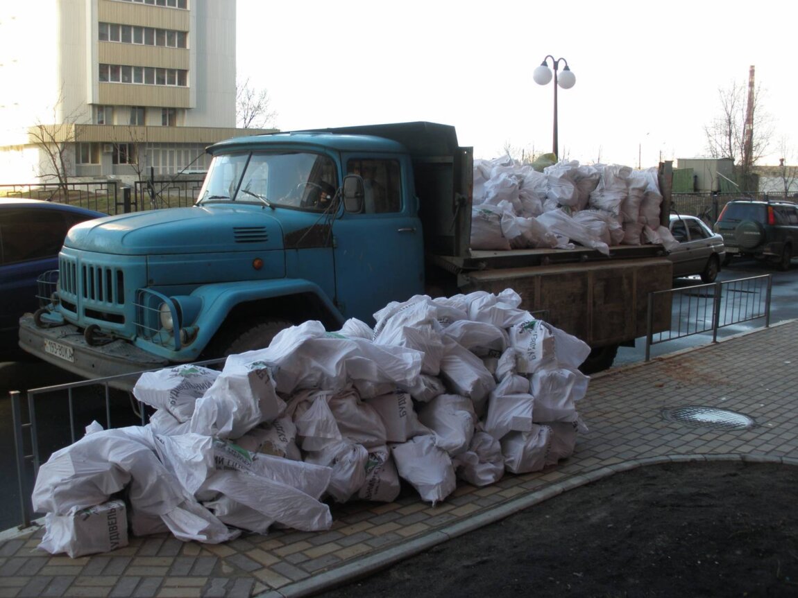 Вывоз мусора ЗИЛом в Великом Устюге от ПроМусор: аренда самосвала ЗИЛ от 2290 руб