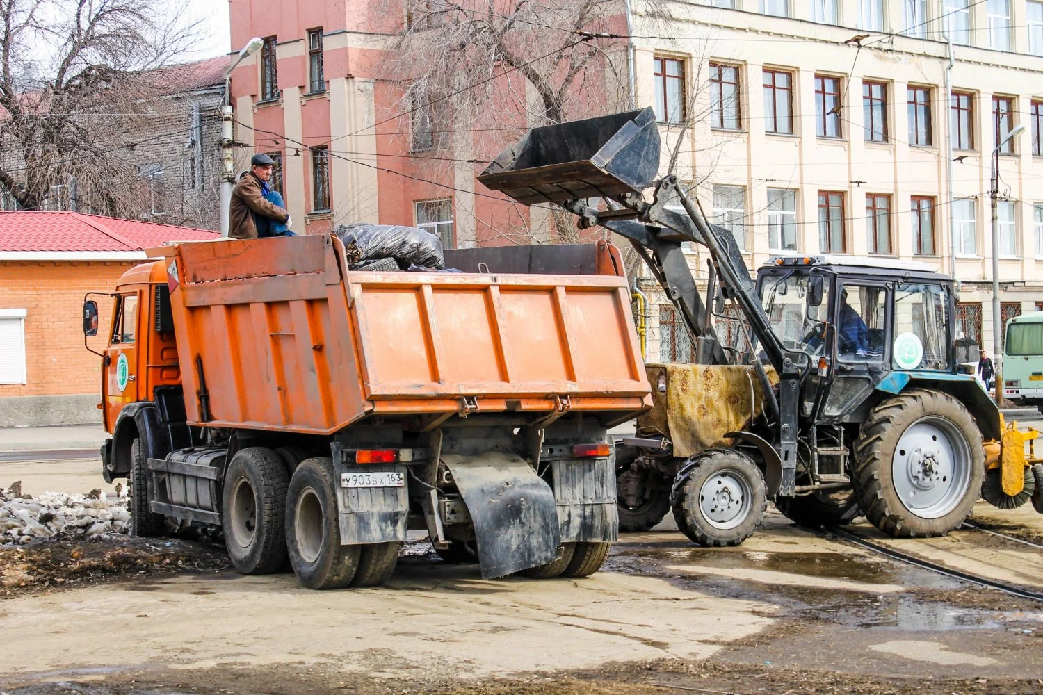 Вывоз мусора Камазом в Великом Устюге – аренда и заказ Камаза 10 тонн от 2392 руб. в ПроМусор