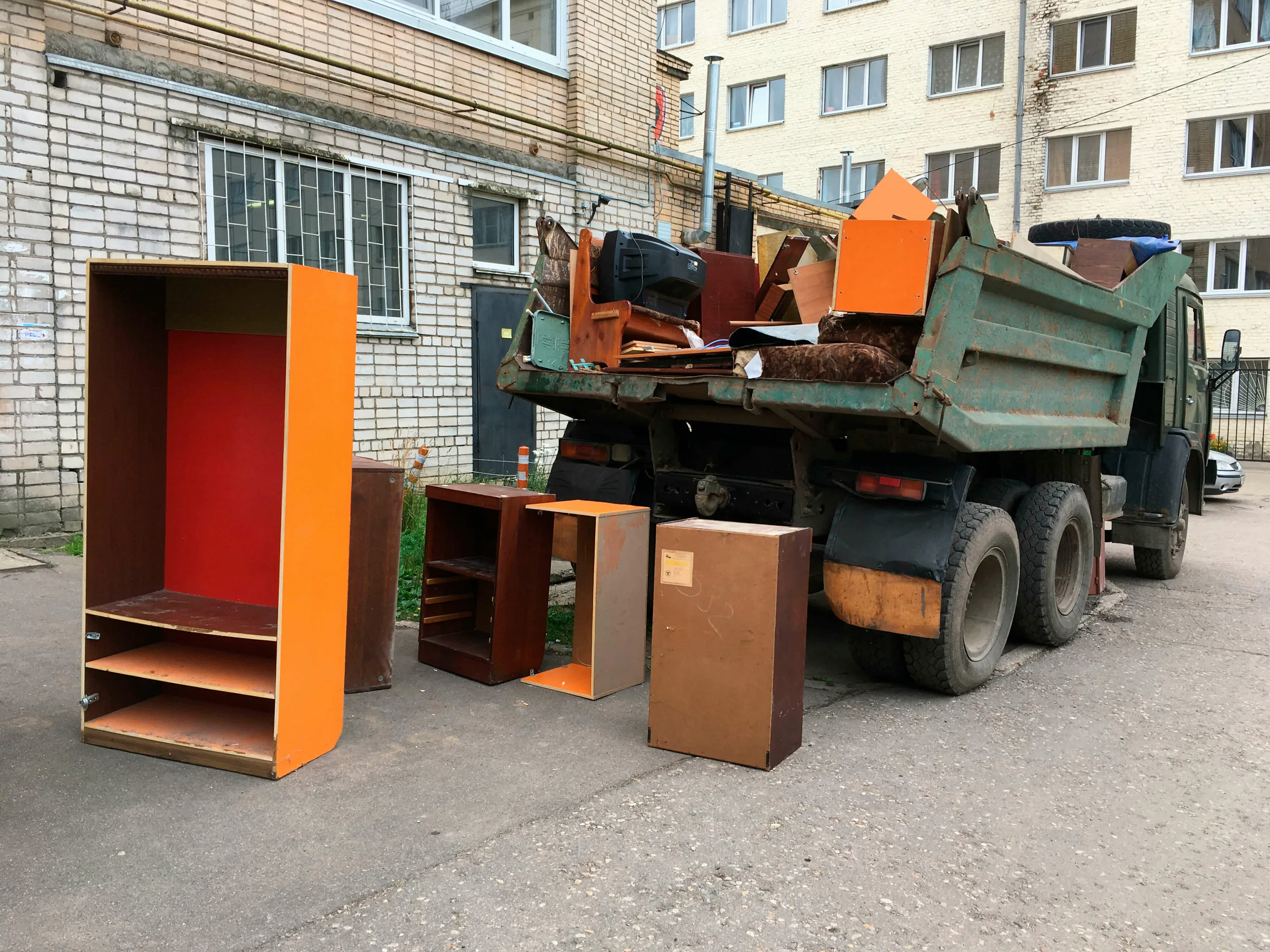 Утилизация старой мебели с вывозом и разбором в Великом Устюге в октябре