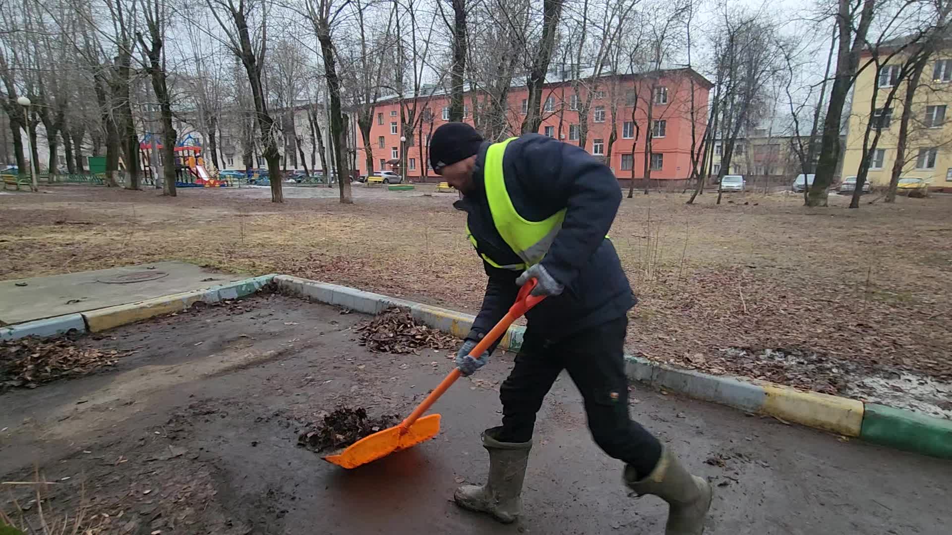Уборка территорий в Великом Устюге в октябре