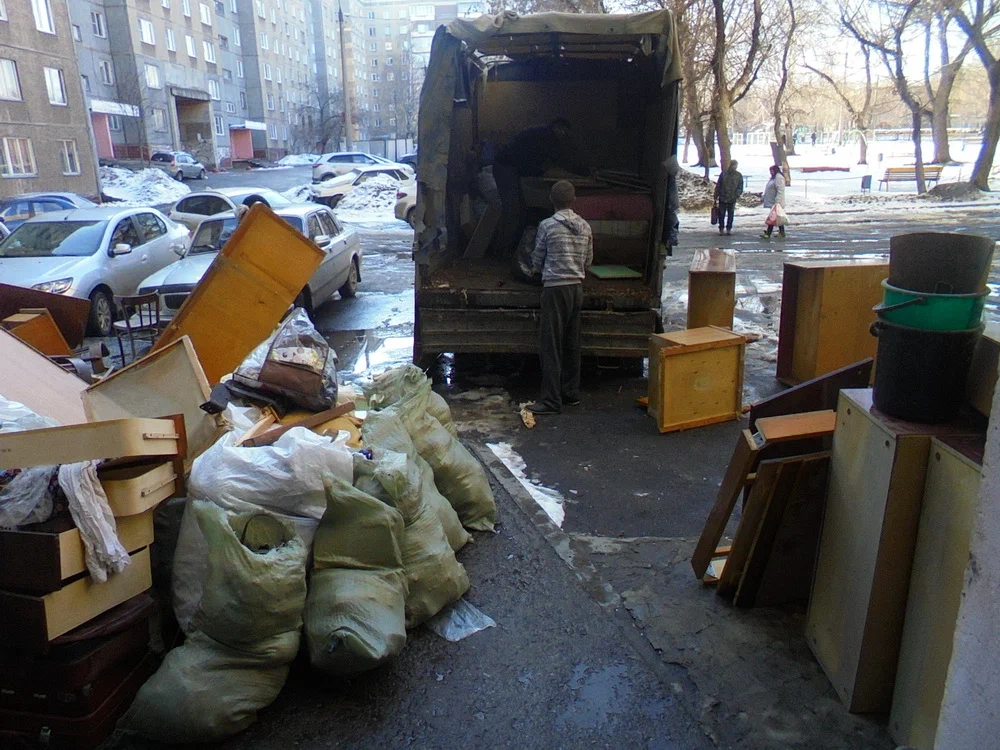 Вывоз мусора из подвала с утилизацией в Великом Устюге в октябре