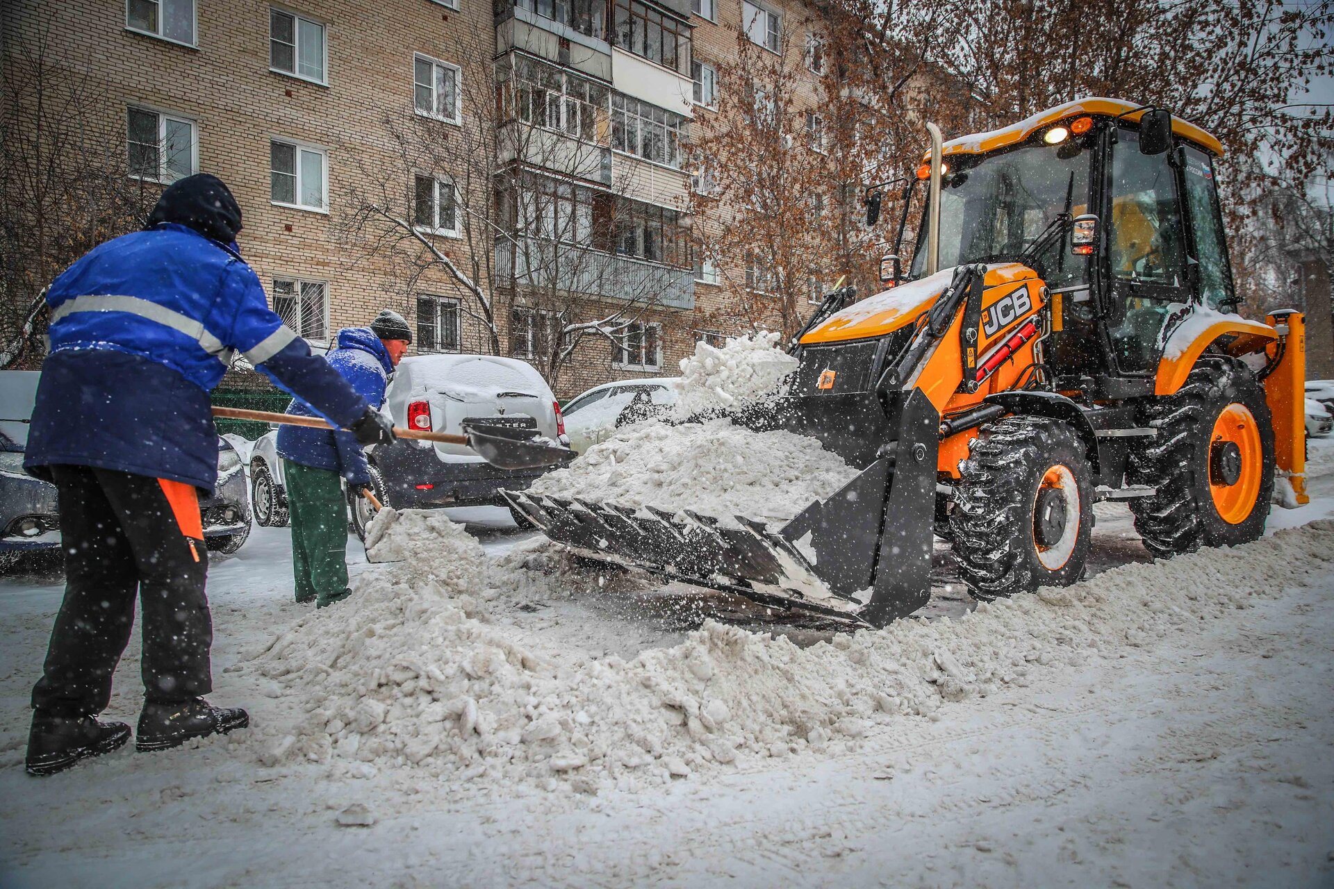 Очистка дворов от снега и наледи в Великом Устюге — уборка снега, трактор и ручная, цены от 509 руб. | ПроМусор