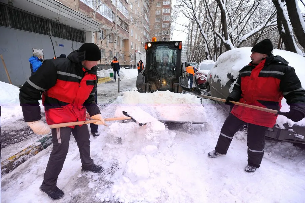 Очистка дворов от снега с гарантией результата в Великом Устюге в октябре
