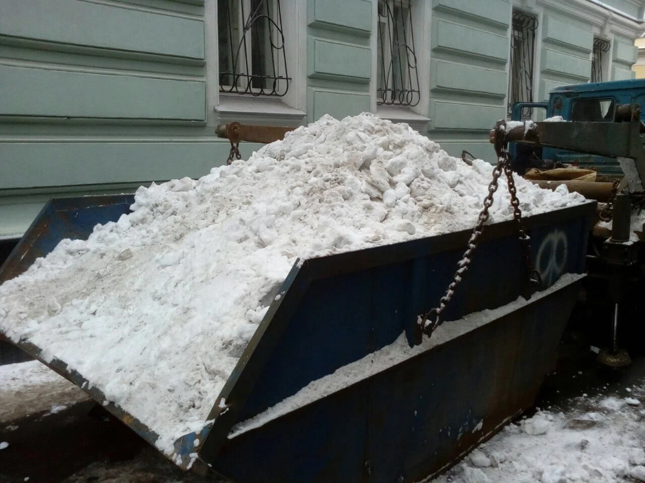 Вывоз снега контейнерами в Великом Устюге в октябре