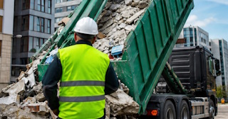 Вывоз строительного мусора в Великом Устюге: услуги лицензированной компании — ПроМусор